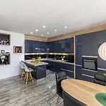 2 Bedroom Lovely In Okrug Gornji Apartamento