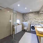 2 Bedroom Lovely In Okrug Gornji Apartamento