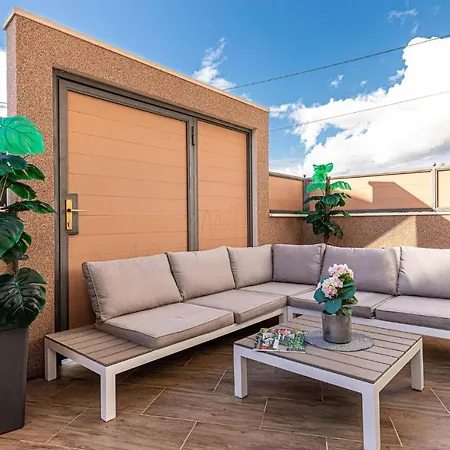 2 Bedroom Lovely In Okrug Gornji Daire Trogir