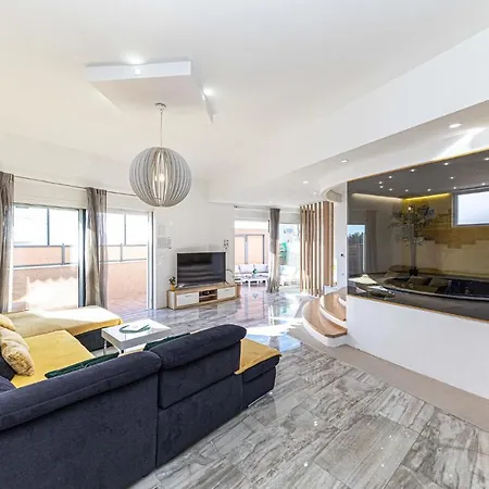 Apartment 2 Bedroom Lovely In Okrug Gornji Trogir