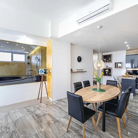 2 Bedroom Lovely In Okrug Gornji Trogir