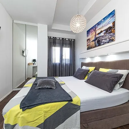 Cozy In Okrug Gornji With Wifi * トロギール