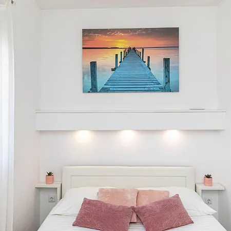 Appartement 2 Bedroom Lovely In Okrug Gornji Trogir