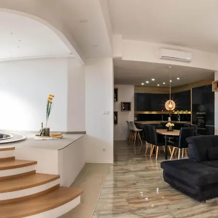 2 Bedroom Lovely In Okrug Gornji *