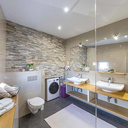 Cozy Home In Okrug Gornji With Wifi *