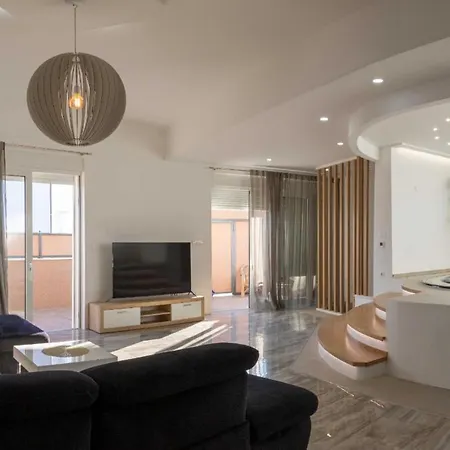 Appartement 2 Bedroom Lovely In Okrug Gornji Trogir