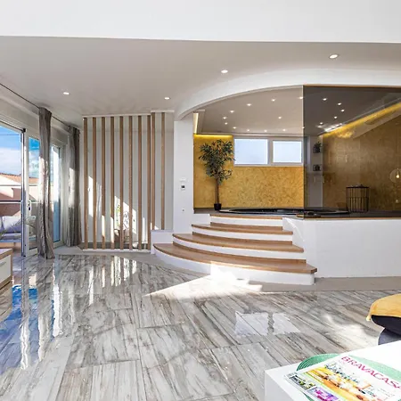 Appartement 2 Bedroom Lovely In Okrug Gornji