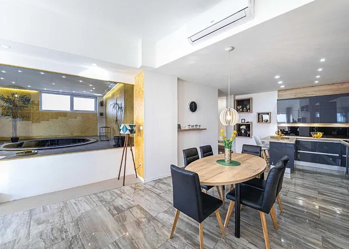 2 Bedroom Lovely In Okrug Gornji Trogir