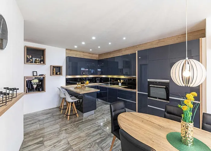 2 Bedroom Lovely In Okrug Gornji Daire
