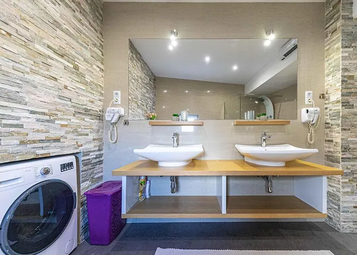 Appartement 2 Bedroom Lovely In Okrug Gornji