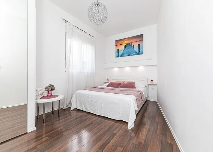 Appartement 2 Bedroom Lovely In Okrug Gornji Trogir