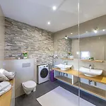2 Bedroom Lovely In Okrug Gornji *