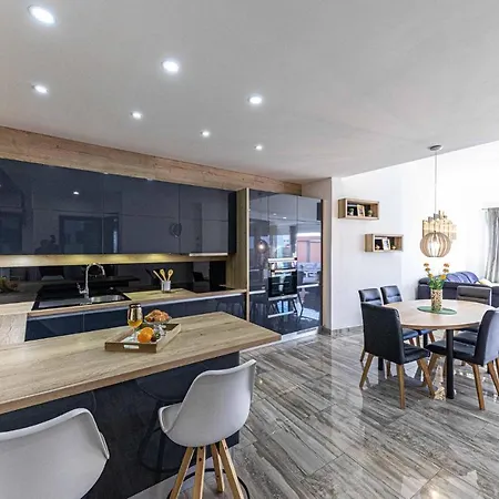 Διαμέρισμα 2 Bedroom Lovely In Okrug Gornji Τρογκίρ