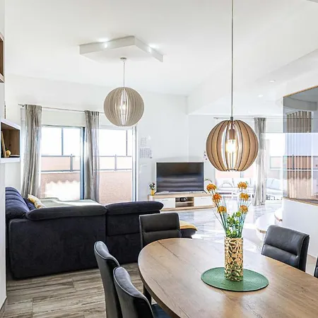 2 Bedroom Lovely In Okrug Gornji 公寓