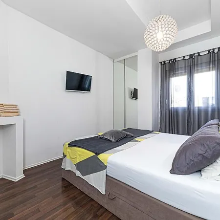 Cozy In Okrug Gornji With Wifi