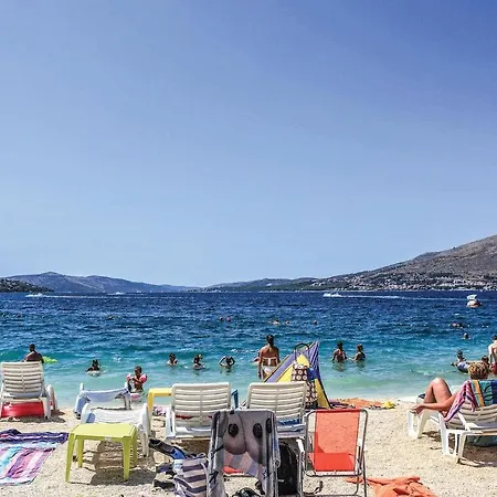 2 Bedroom Lovely In Okrug Gornji Trogir