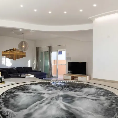 2 Bedroom Lovely In Okrug Gornji * Trogir