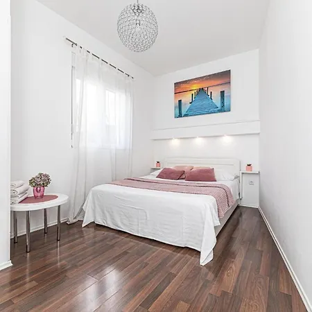 Διαμέρισμα 2 Bedroom Lovely In Okrug Gornji Τρογκίρ