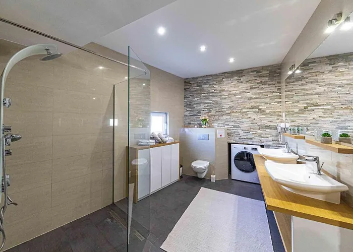 2 Bedroom Lovely In Okrug Gornji 公寓