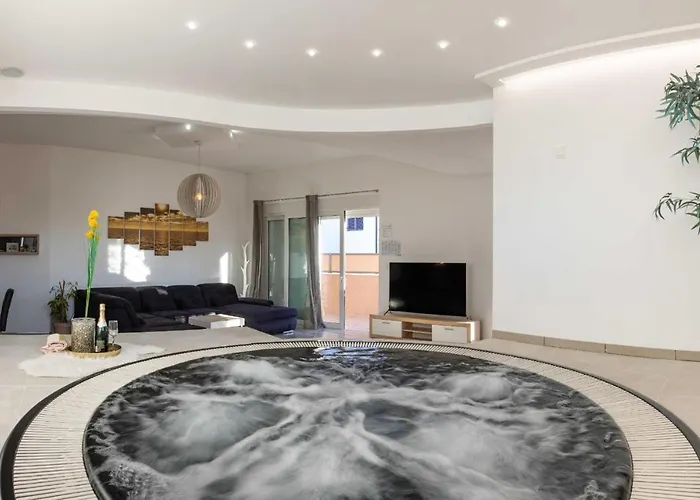 2 Bedroom Lovely In Okrug Gornji * 特罗吉尔