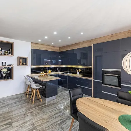 2 Bedroom Lovely In Okrug Gornji Апартаменты