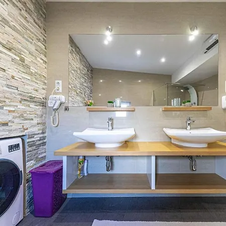 Апартаменты 2 Bedroom Lovely In Okrug Gornji