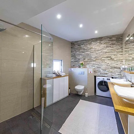 2 Bedroom Lovely In Okrug Gornji Апартаменты